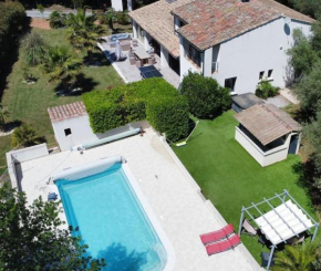 Villa Piscine tennis et jacuzzi, proximité UZES et pont du Gard